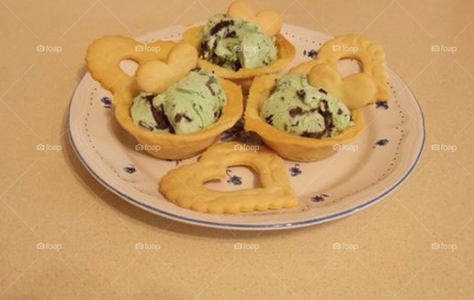 Ice cream cookie bowls