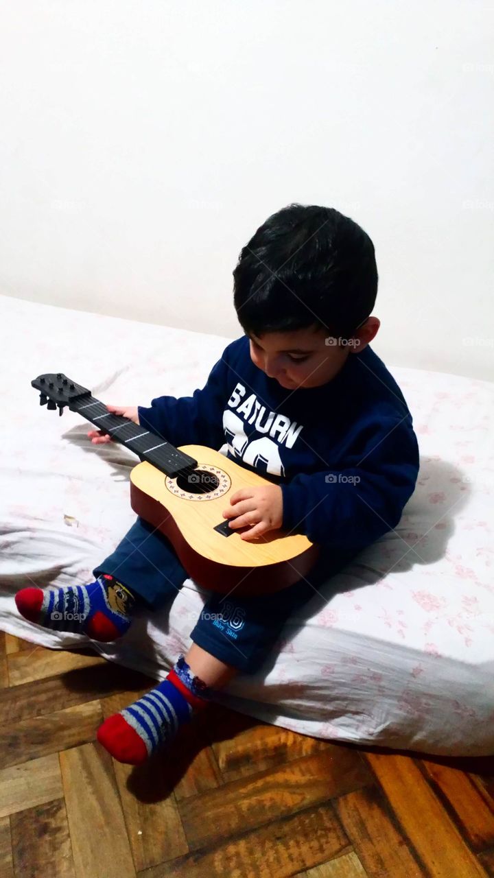 Jugando con la guitarra