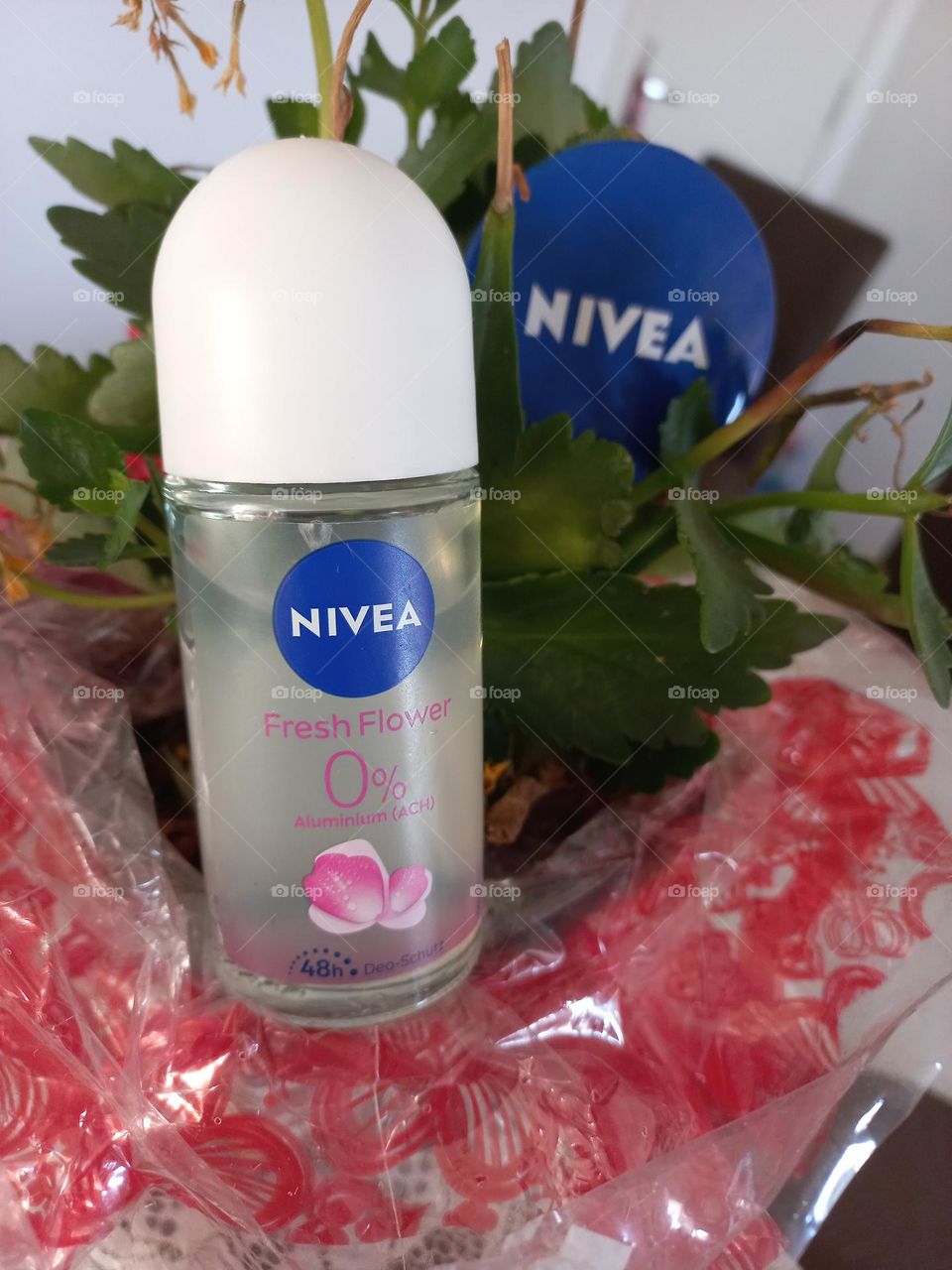 Desodorante Fresh Flower 0% alumínio NIVEA, perfeito para peles sensíveis. Mantém o equilíbrio da derme e garante a transpiração natural da região, sem irritações e alergias. A NIVEA Trata sua pele com carinho