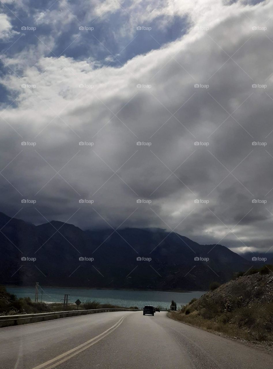 pronto lloverá, mira las nubes oscuras