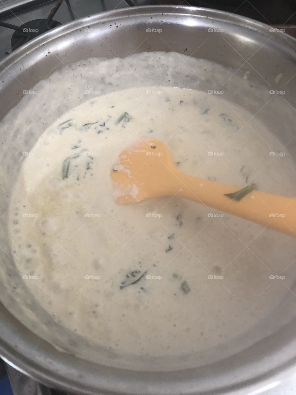 Macarrão com espinafre e gorgonzola - Receita - macarrão integral - espinafre - molho branco - gorgonzola - alho - cebola - azeite - noz moscada - sal a gosto. 