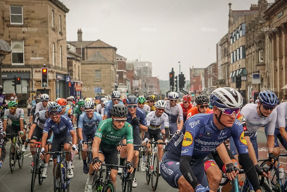 spotrs cycling through a city