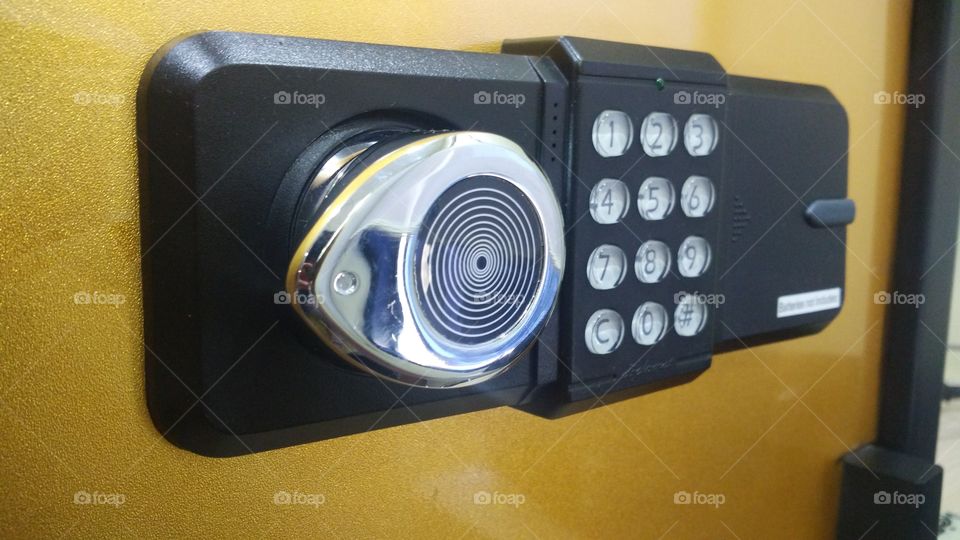 Electronic safe numeric keypad