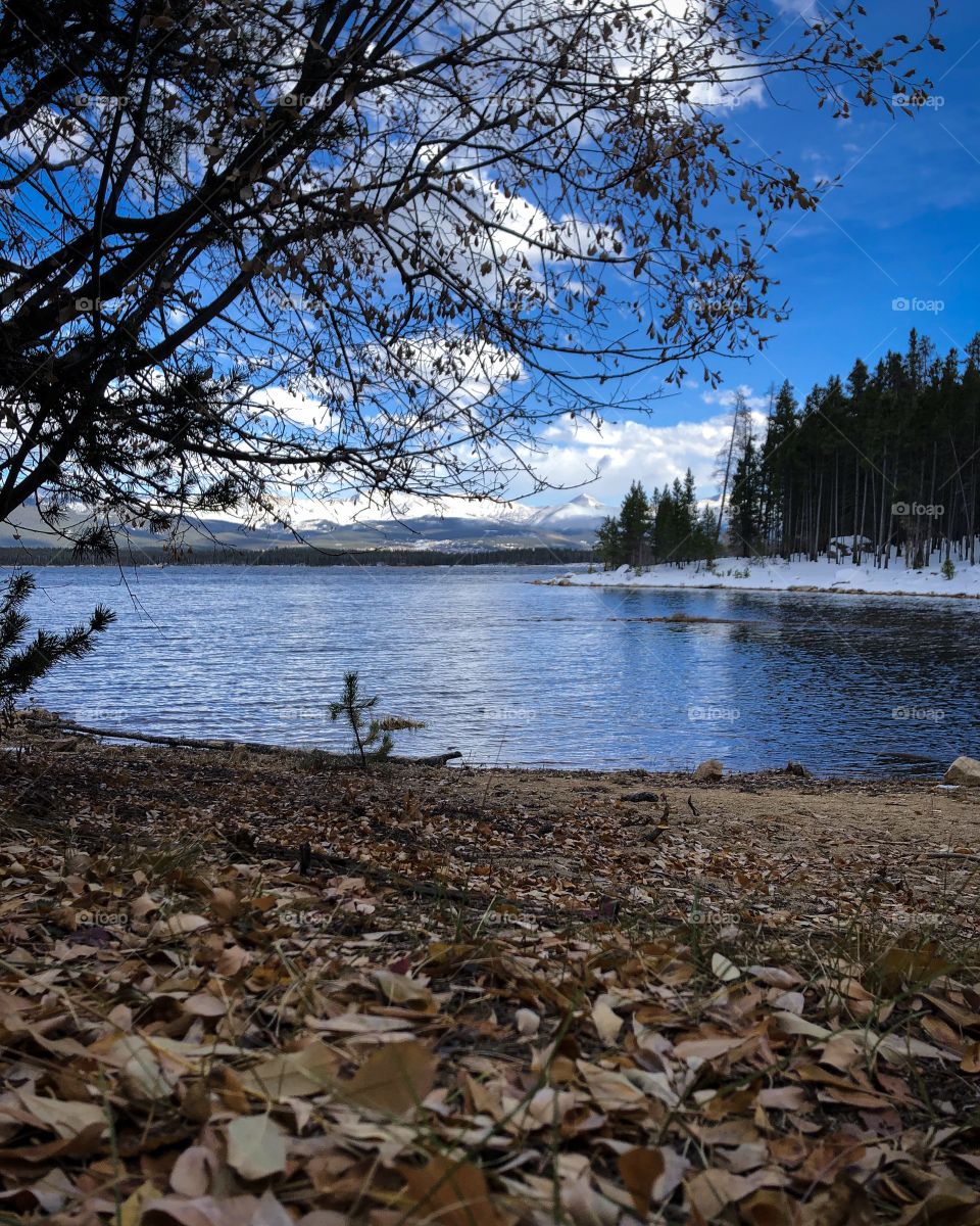 Hidden beach at the mountain lake on a cold autumn day.