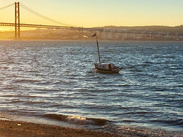 Little boat, big bridge 