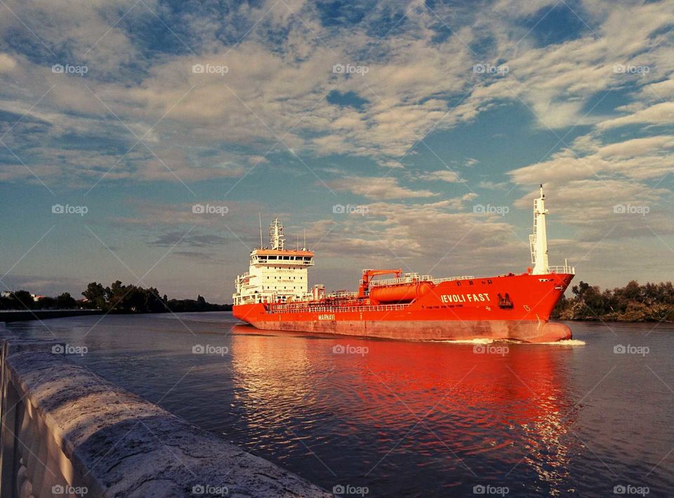 Barco carguero pasando por el Guadalquivir en Coria del Río