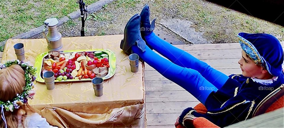 This is the banquet rehearsal in “Da Albrecht und sei Agnes“, the child version of the historic play about Duke „Albrecht“ of „Straubing“, „Bavaria“ and his wife „Agnes Bernauer“ who died at the hands of her inlaws. 2024. Hypnotic Productions