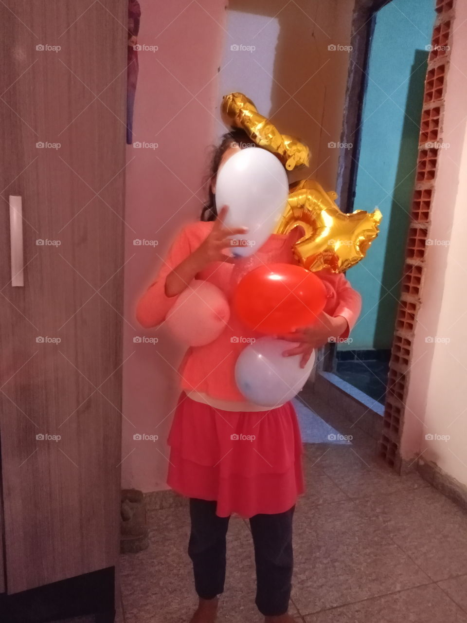 Criança com balões