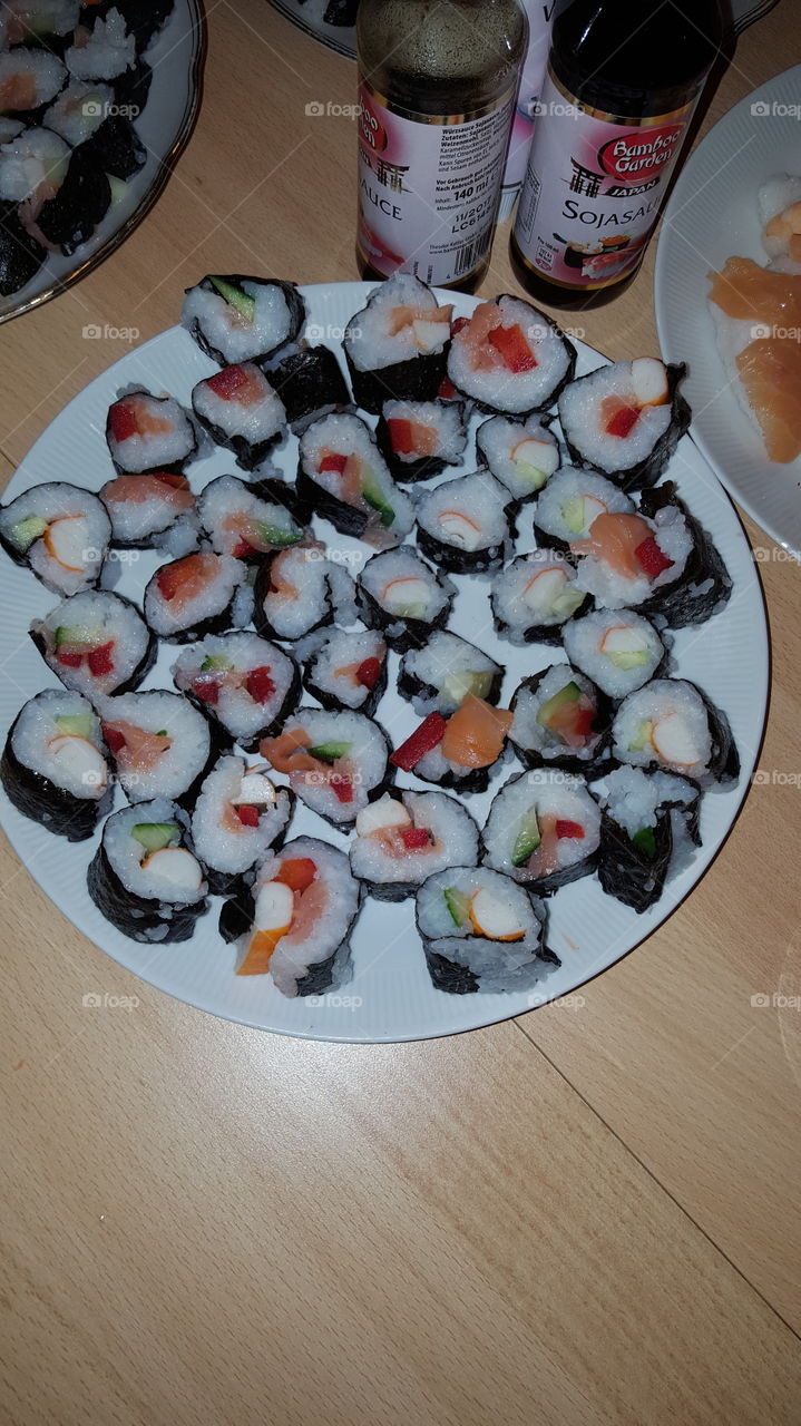 Selbst gemachte Sushi nicht perfekt aber super lecker und mit liebe gemacht