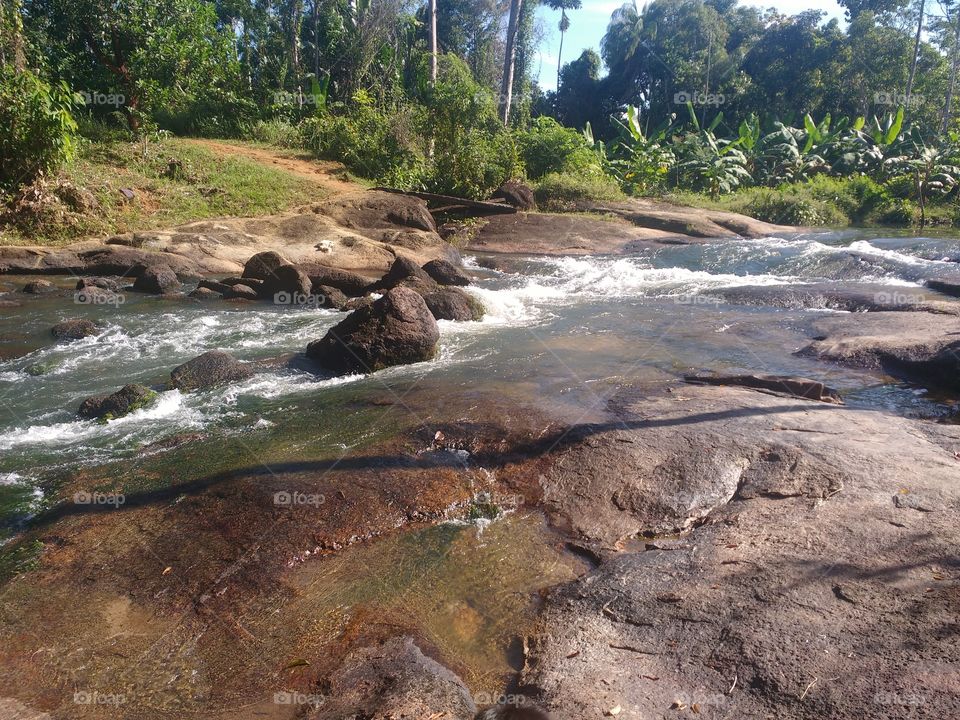 Rio entre pedras gigantes en una comunidad indígena de Amazonas