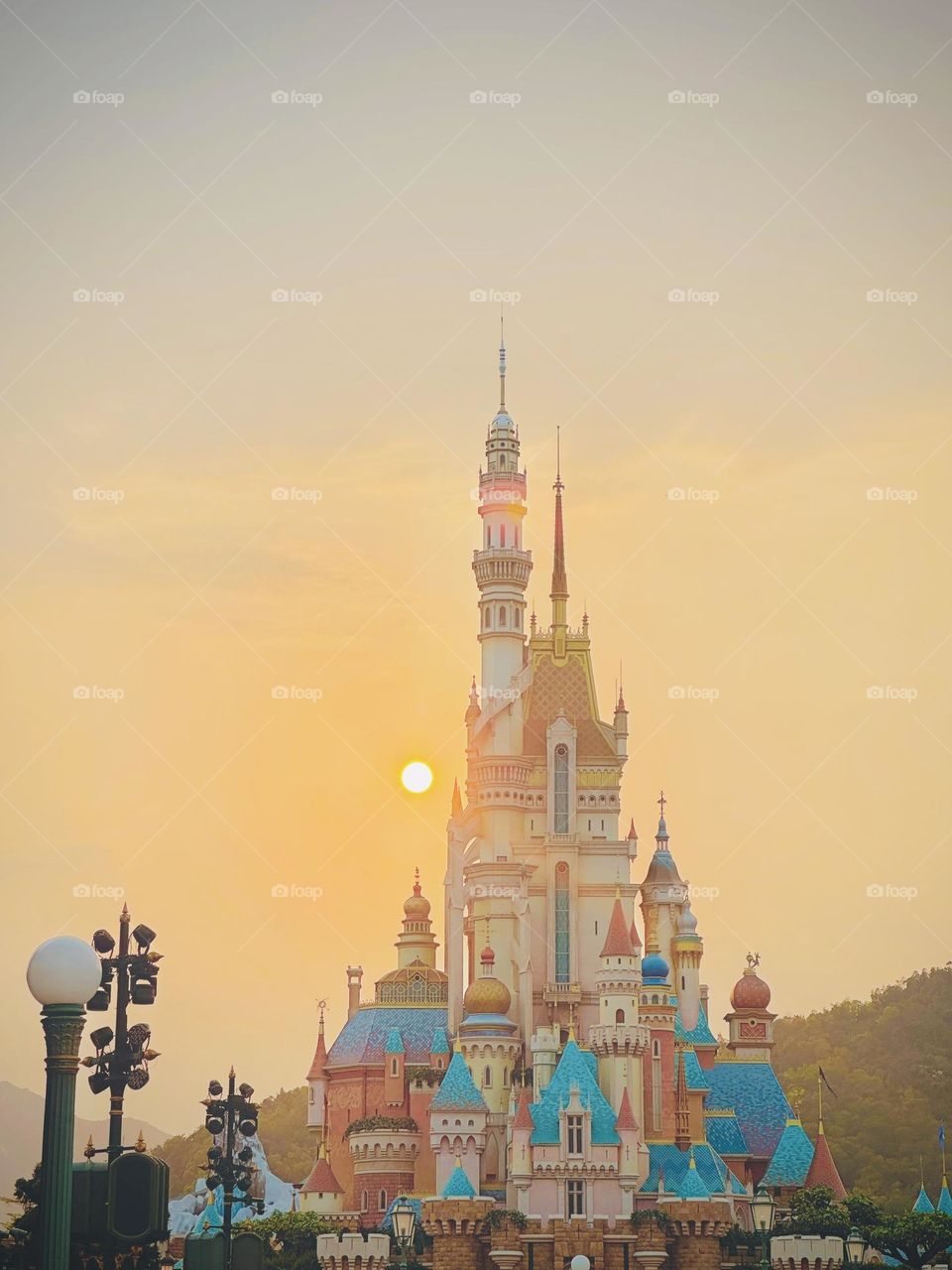 The Castle of Magical Dreams pays tribute to thirteen inspiring stories of Princesses and Queens who overcame adversity to make their own dreams come true, inspiring all who dare to dream big in Hong Kong’s Disneyland Park.