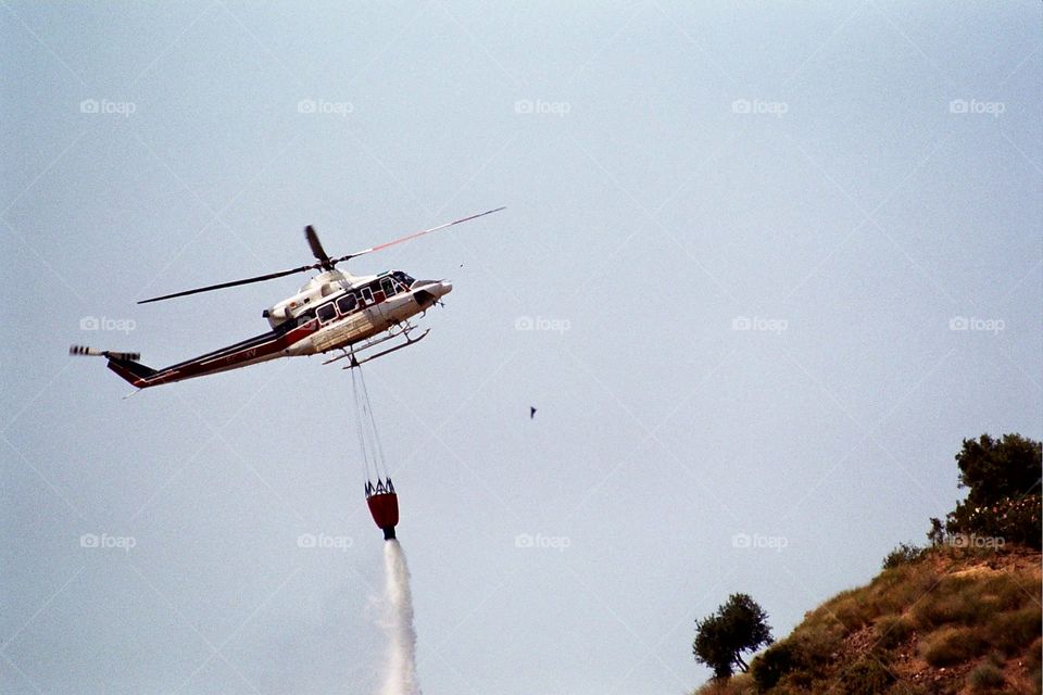 Hubschrauber beim Löschen