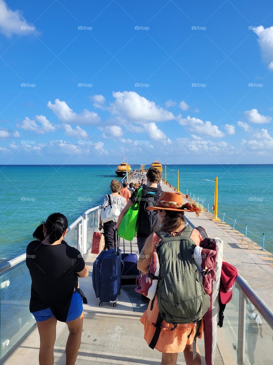 gente camino al ferry