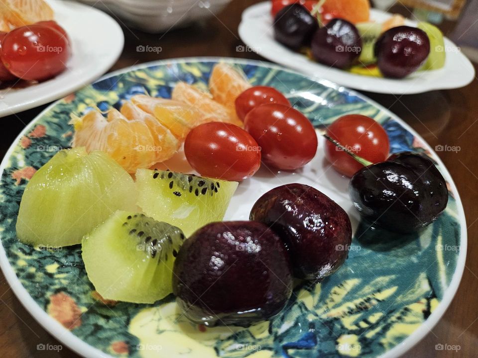 Colorful fruit cutting plate