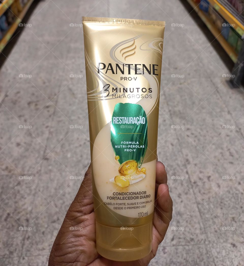 Cabelos  saudáveis, brilhosos, hidratados, nutridos, macios e sem frizz e com crescimento  natural .  O Condicionador Fortalecedor diário da Pantene com Nutri-Pérolas PROV -V  é uma  tecnologia  exclusiva da PANTENE