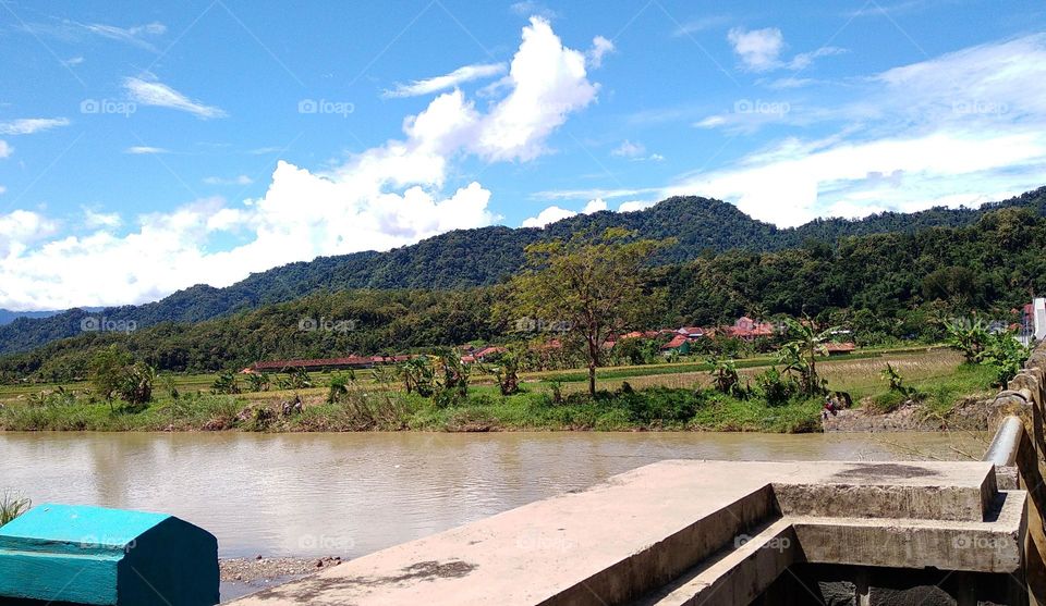 Bridge and view of the countryside and its surroundings.