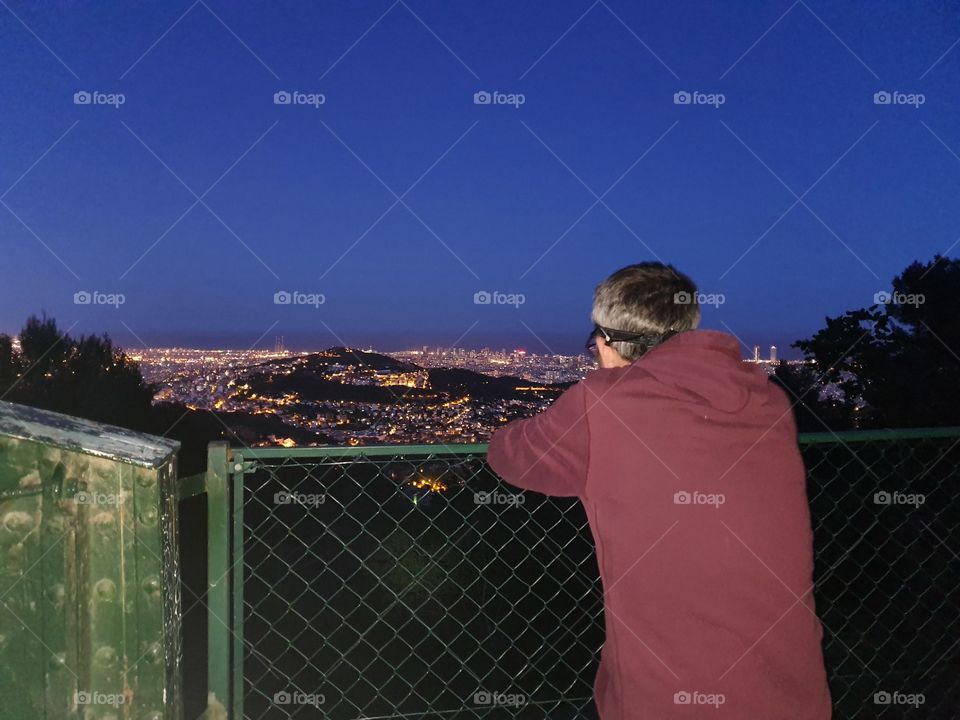 mirando la ciudad desde arriba