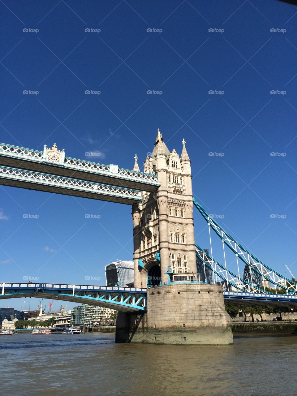 Passing under the London Bridge