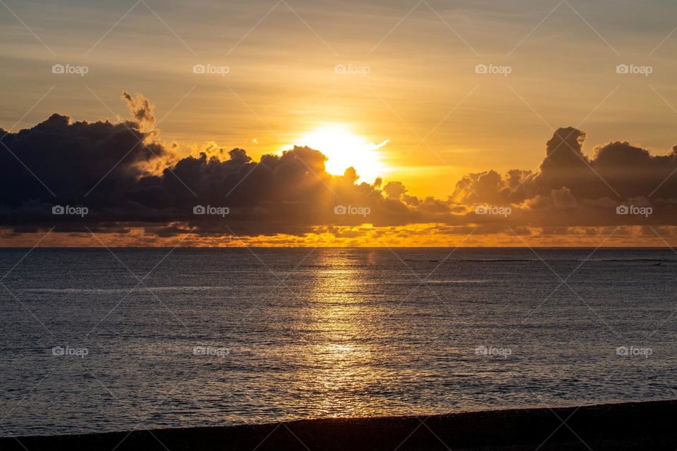 Enjoy the pretty natural scenery: the sun goes down and the night falls