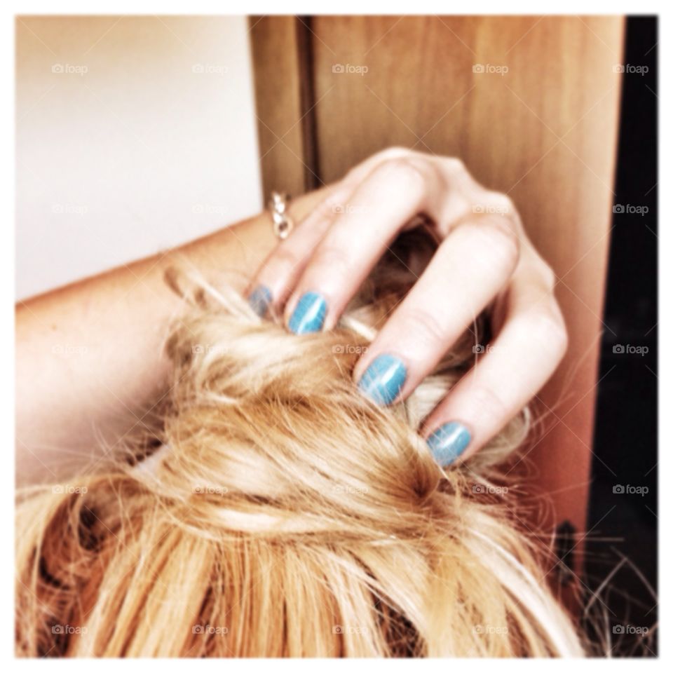 Blonde hair & blue nails. Selfie of my new nail polish and hair before a party 