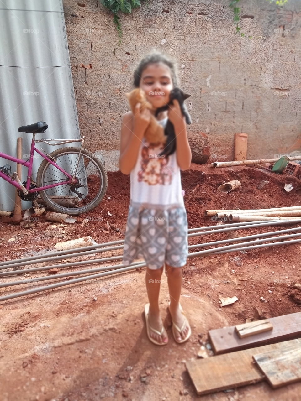 Criança com gatinhos!