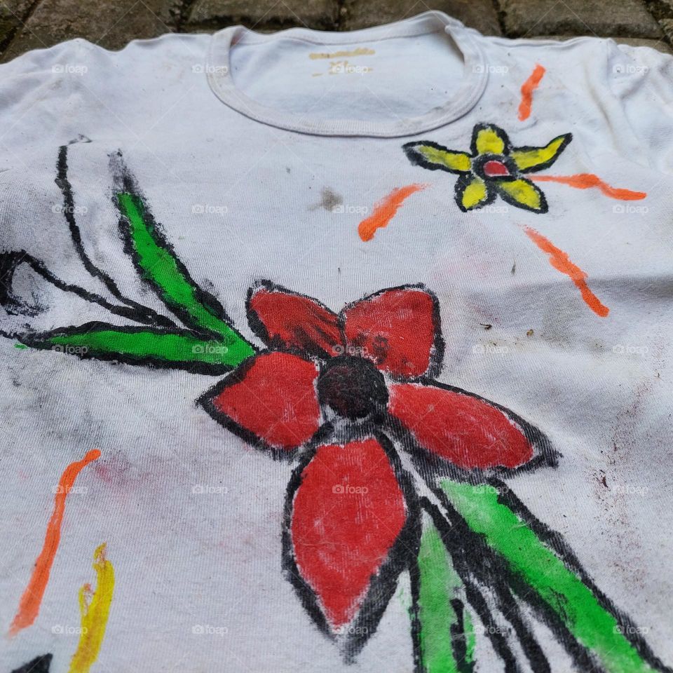 Kindergarten children learn to color on t-shirts