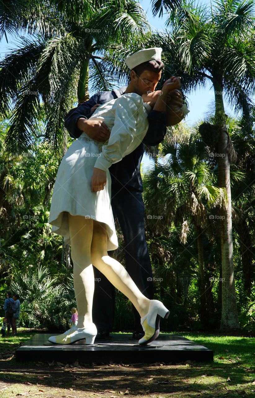 “Unconditional Surrender” sculpture by J Seward Johnson