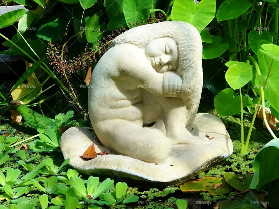 Sculpture of a little girl