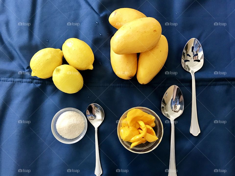 Ingredients to make mango jam 