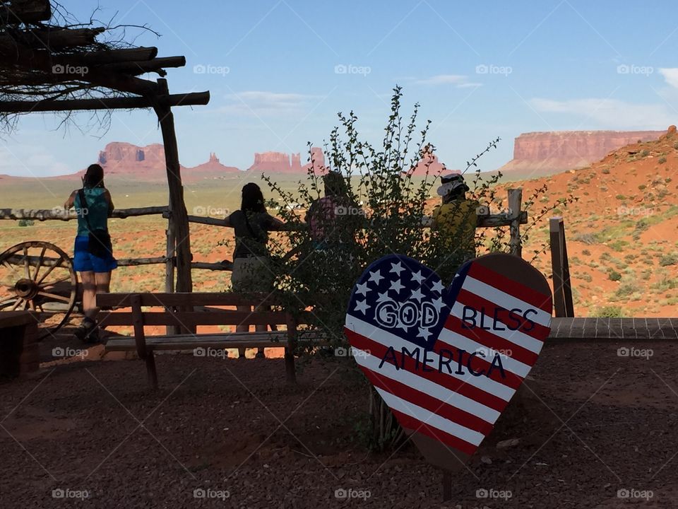 Tourists is looking the beautoful landscape of the monument valley tribal park in Utah