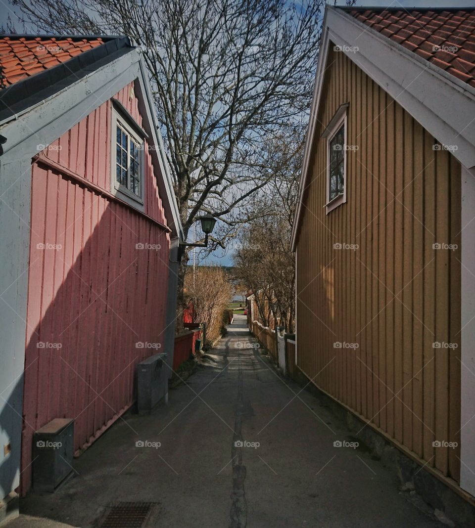 Långgränd in Sigtuna in April, towards lake Mälaren