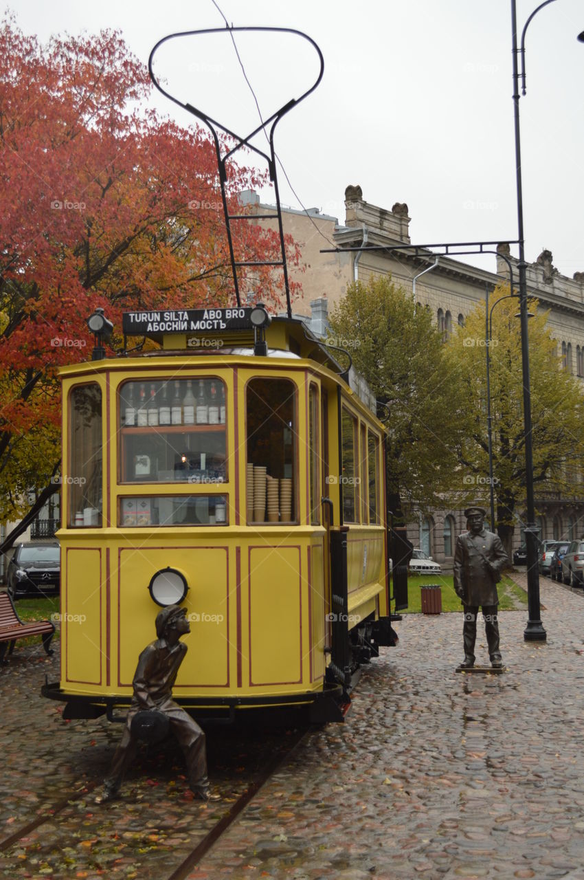 трамвай прошлого столетия. уютное кафе.