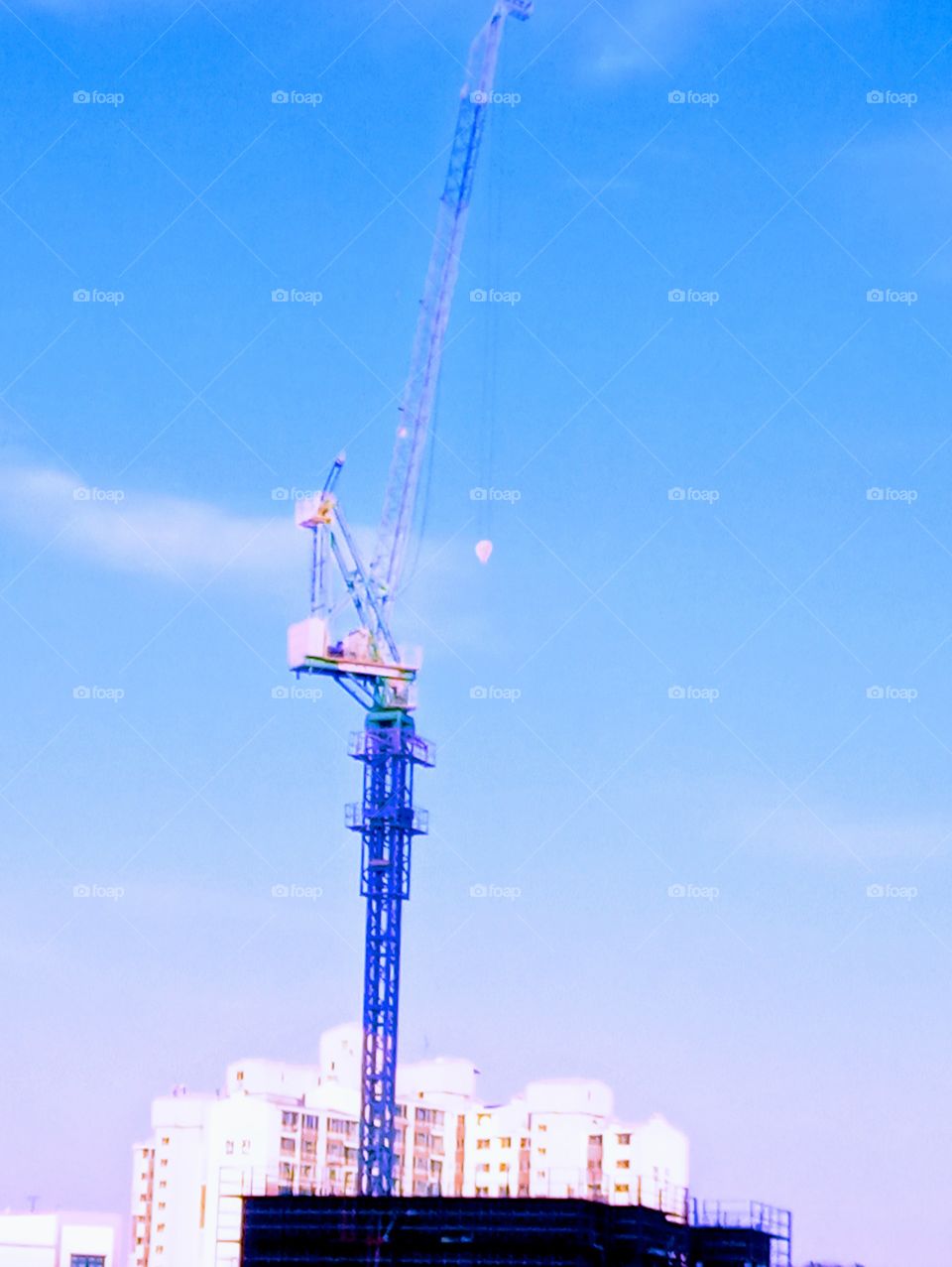 Not Far from our home there is a building that's under construction.
I Found this very tall things where i saw people working in there.
It looks so scary but looks so amazing and unbelievable how people mind so great to be able to build such things.