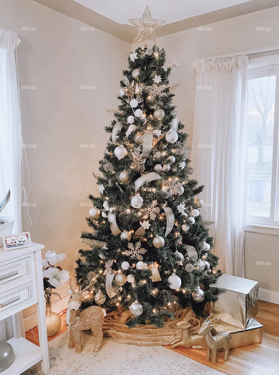 Christmas Tree Decor 2020- follow me on Instagram - Deannelizabeth18