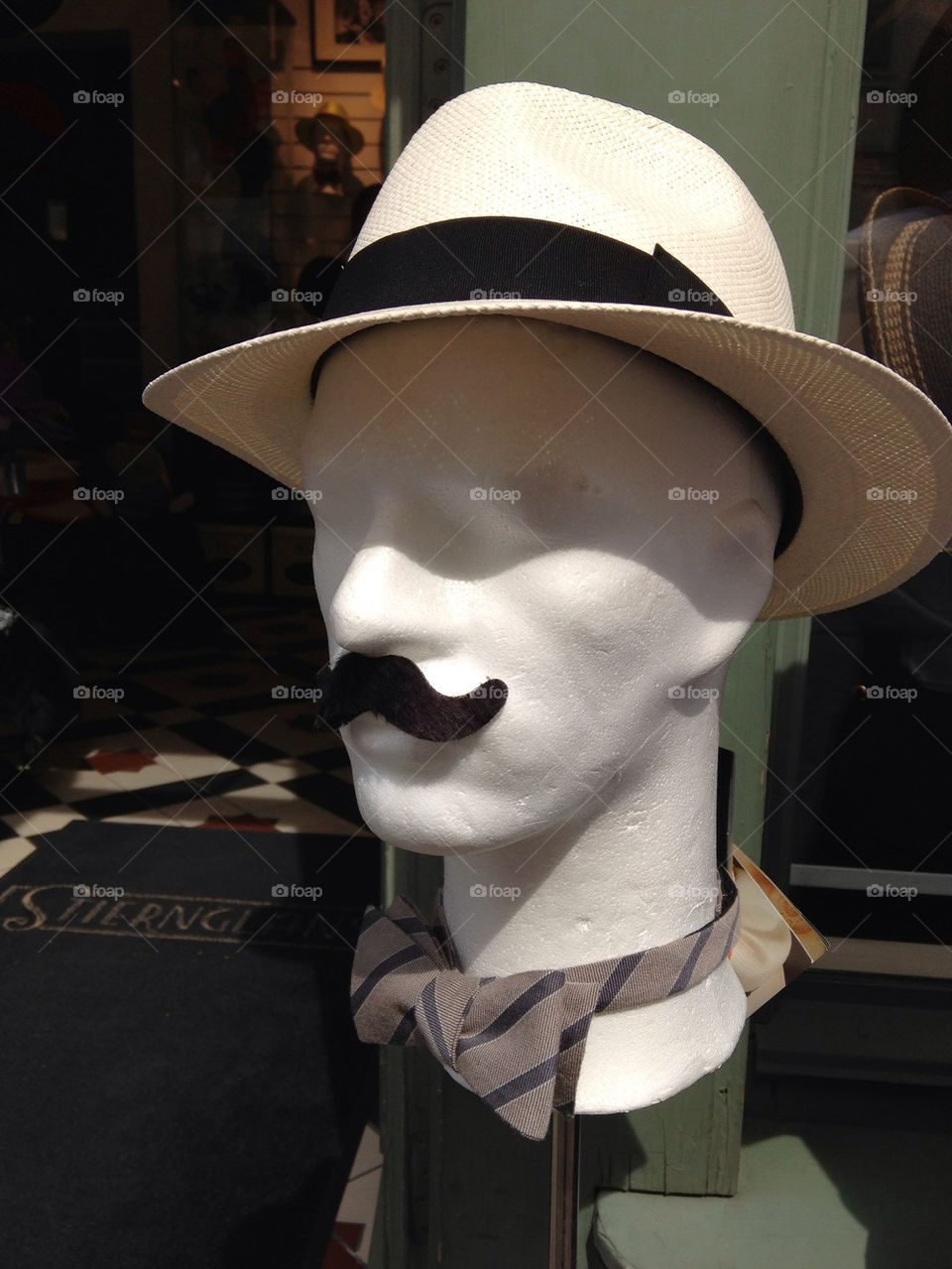 MANIKIN WITH HAT