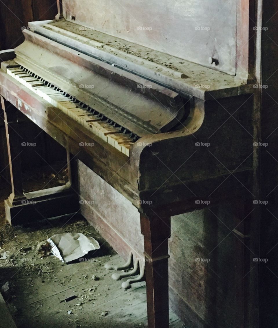 Forgotten piano. 