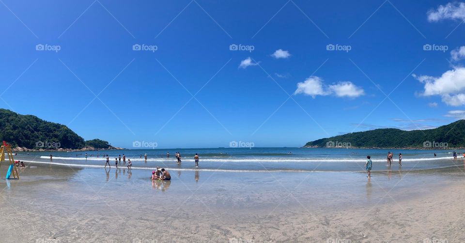 Não gosto de multidões ou farras no final do ano. Se possível, uma praia bem familiar para descansar.

É por isso que curto esse horizonte infinito: Praia de Guaiúba, no Guarujá, longe da muvuca. 