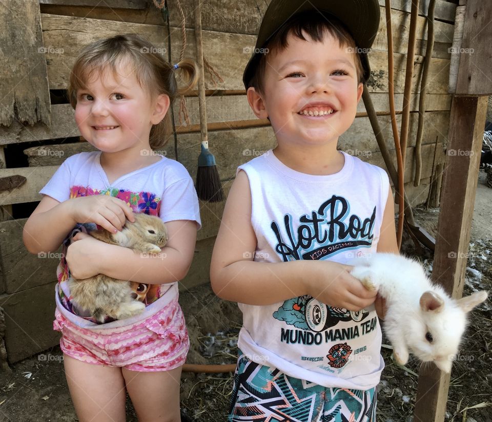 The joy and smile of children with their pets: rabbits!  Live their purity and innocence... / A alegria e o sorriso das crianças com seus bichos de estimação: coelhos! Viva a pureza e a inocência delas…