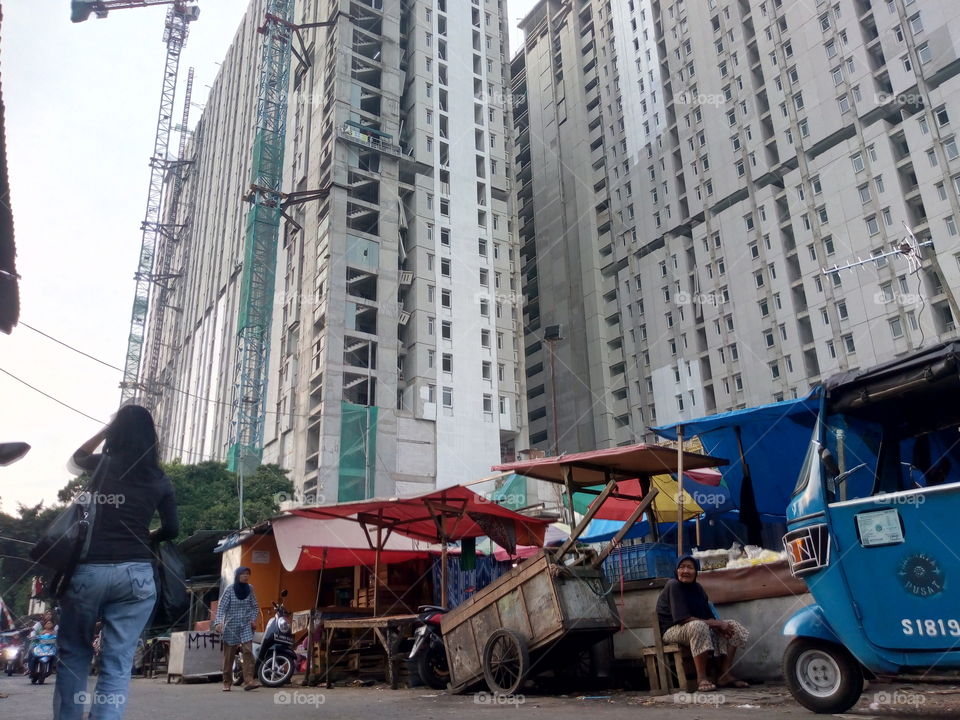 Welcome to the urban city called Jakarta. This is located at a traditional market in South Jakarta.