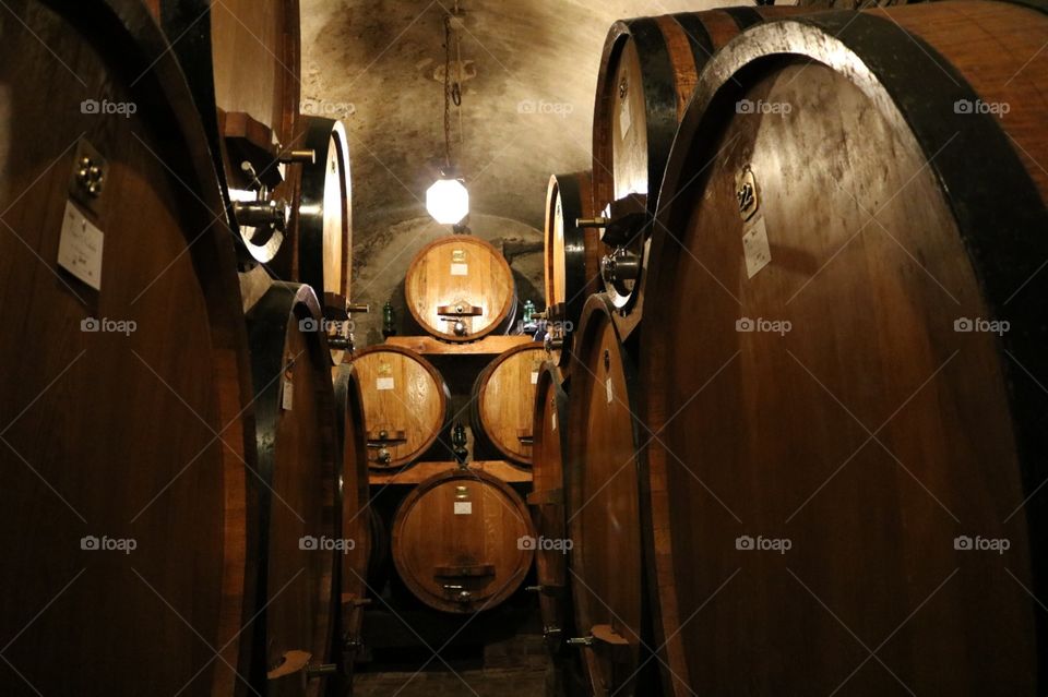 Museo vinicola a metros de profundidade da terra, com seus gigantes barris 