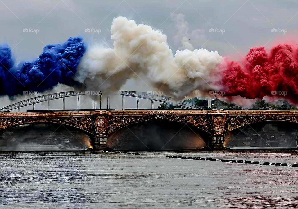 The tricolour smokes on Austerlitz bridge launched the opening ceremony of 2024 Olympic Games in Paris