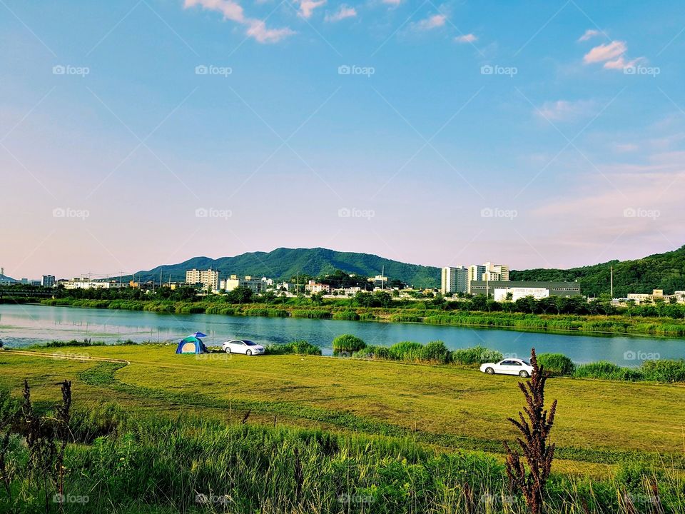 South korea best place for having picnic or camps.
a green grass fields with big lake at the front.