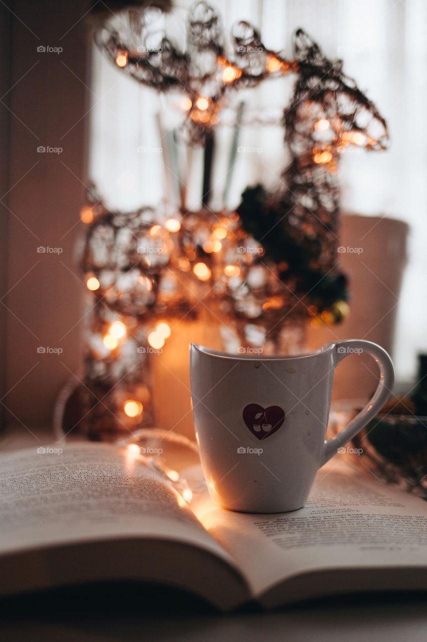 winter lights / christmas moments / winter beverage / coffee / warm and cozy