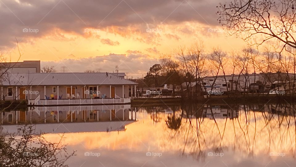 Sundown Complete Twilight Active Nature’s Glow with Colors Reflections Overcasting Horizon