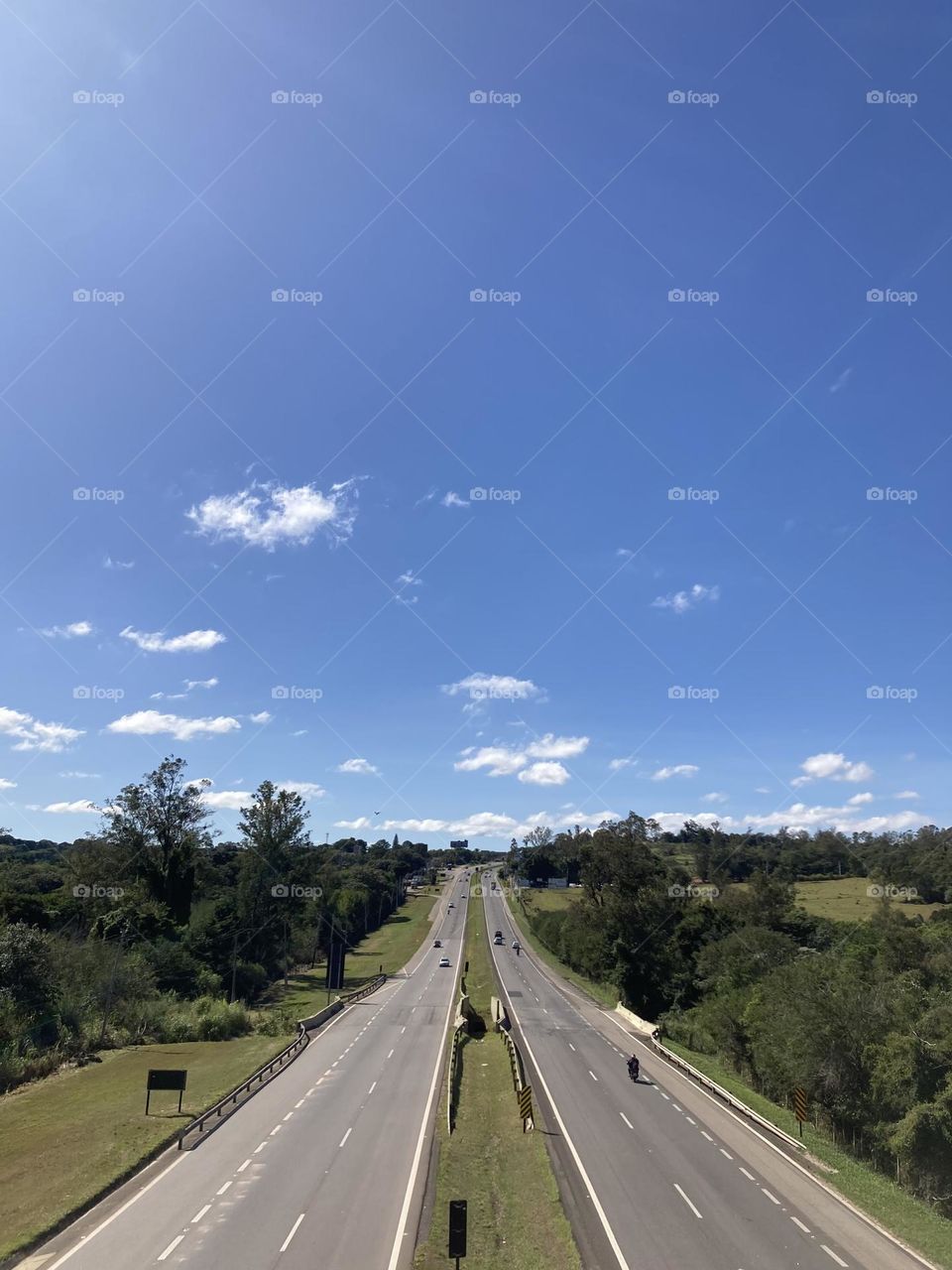 A vista da Rodovia Bispo Dom Gabriel Paulino Bueno Couto (sentido Itú - Jundiaí), mostrando a harmonia entre o verde das margens e o azul do céu. 