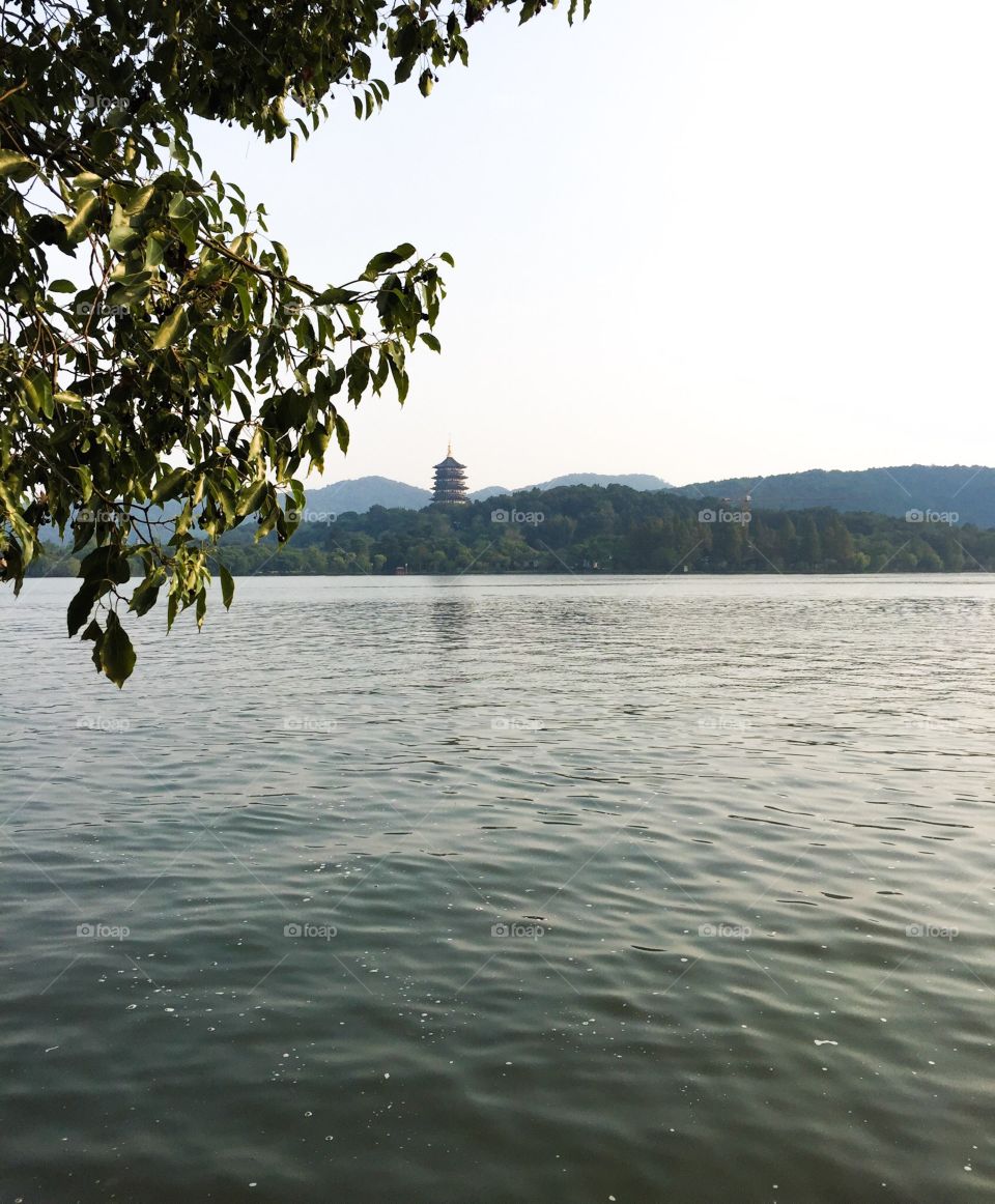 Hangzhou lake temple 