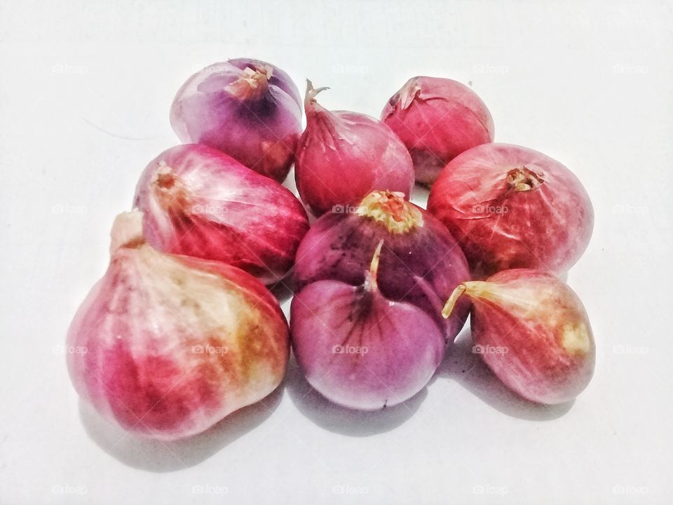 Red union is widley used as a spice in various dishes and also contains many vitamins and anti-oxidants