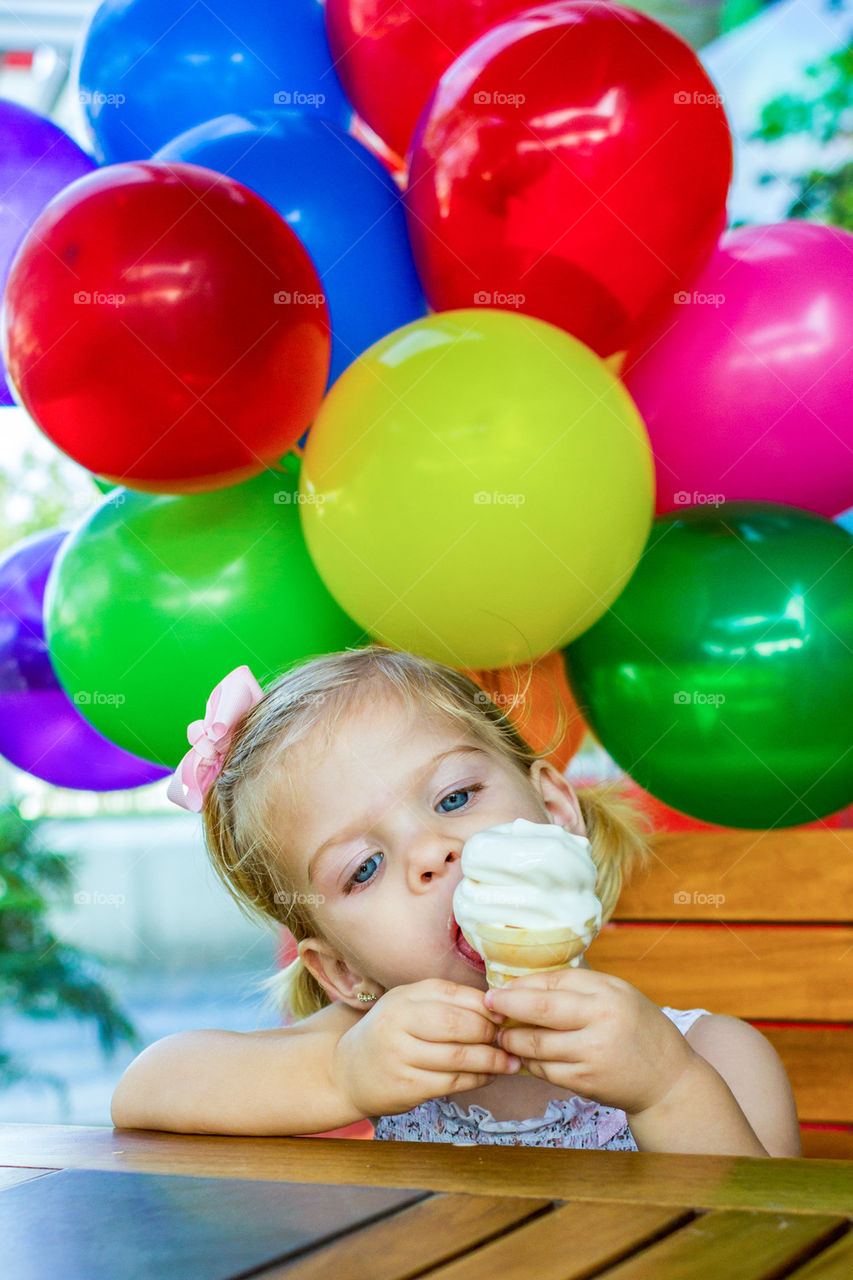 Little girl eating ice cream !