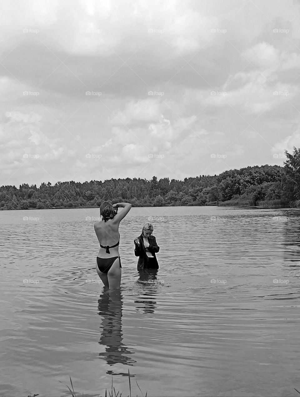 summer time photographer and model black and white background