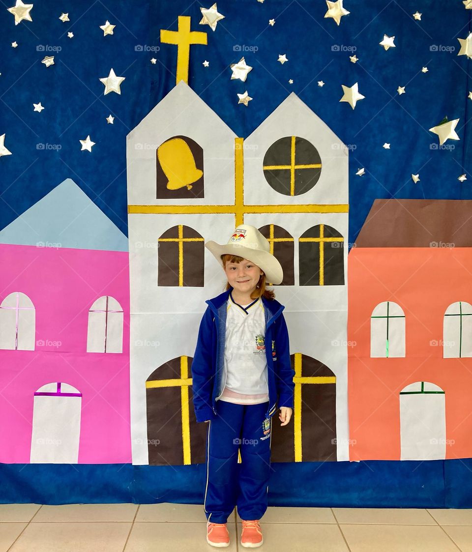 Minha filha Maria Estela e seu modelito “cowgirl” na escola: a alegria de brincar na festa junina!